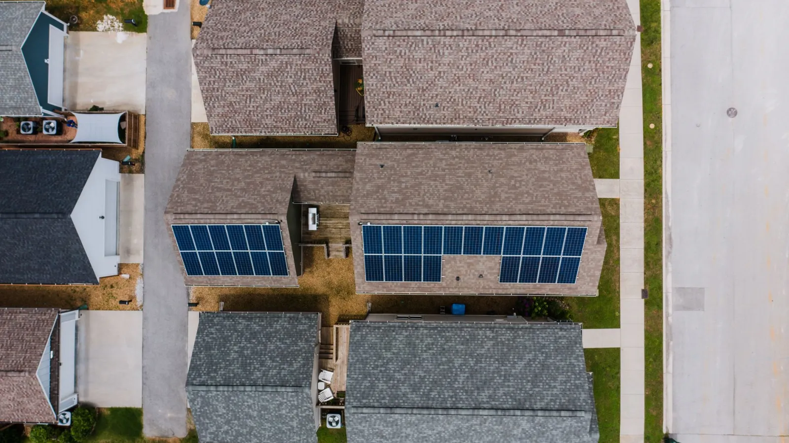 Zonnepanelen Schuur Den Haag: Vergunning & Kosten 2026
